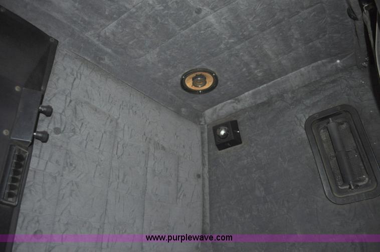 image for item G7281 1985 Volvo White GMC semi truck