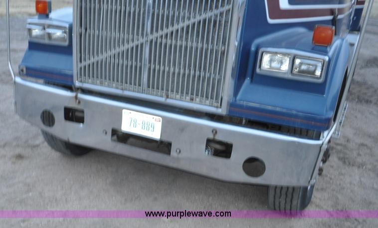 image for item G7281 1985 Volvo White GMC semi truck