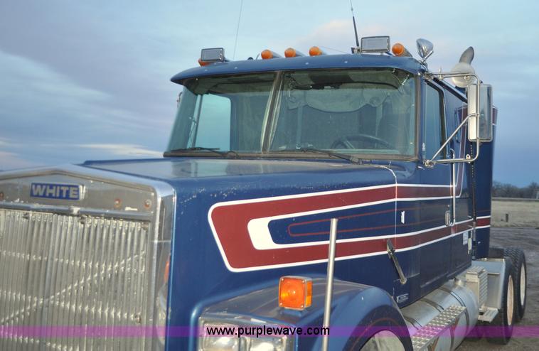 image for item G7281 1985 Volvo White GMC semi truck