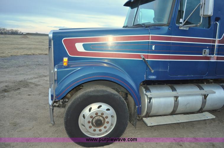 image for item G7281 1985 Volvo White GMC semi truck