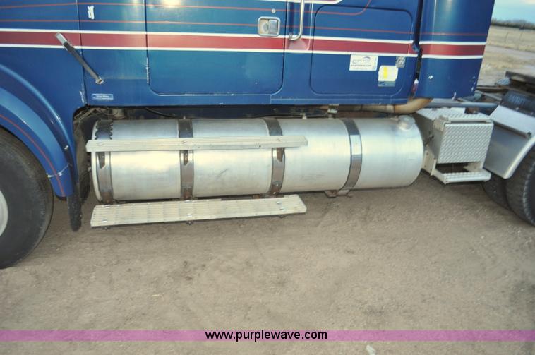 image for item G7281 1985 Volvo White GMC semi truck