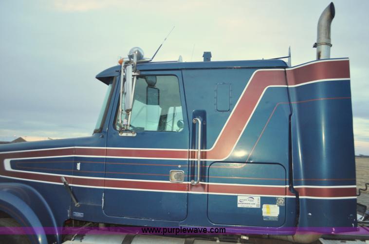 image for item G7281 1985 Volvo White GMC semi truck