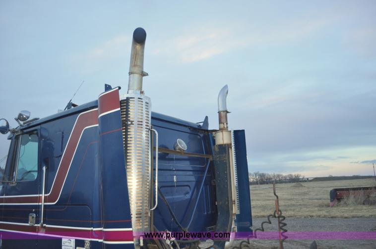 image for item G7281 1985 Volvo White GMC semi truck