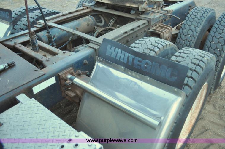 image for item G7281 1985 Volvo White GMC semi truck