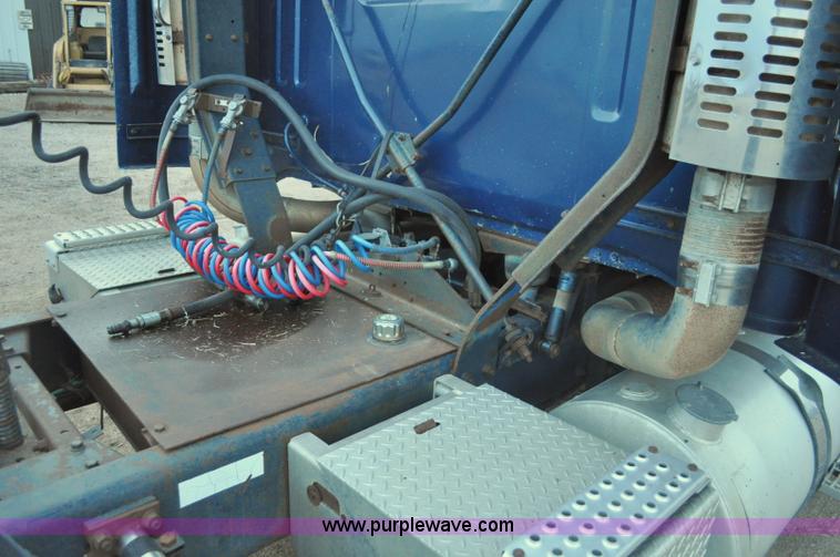 image for item G7281 1985 Volvo White GMC semi truck