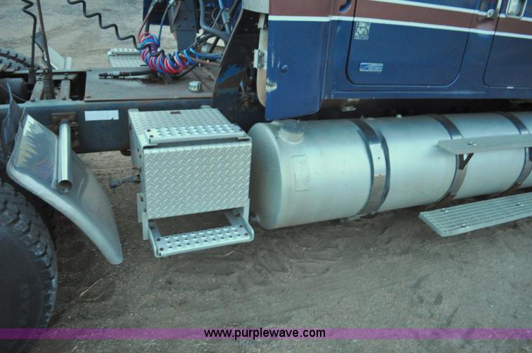 image for item G7281 1985 Volvo White GMC semi truck