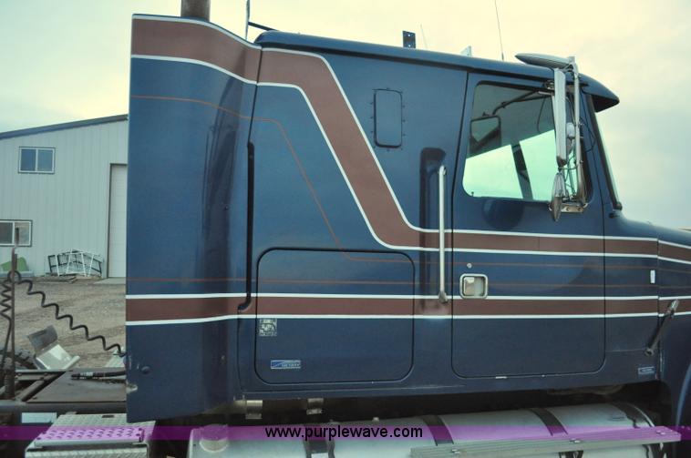 image for item G7281 1985 Volvo White GMC semi truck