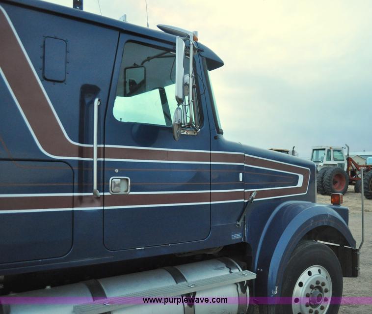 image for item G7281 1985 Volvo White GMC semi truck