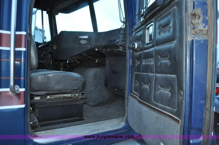 image for item G7281 1985 Volvo White GMC semi truck