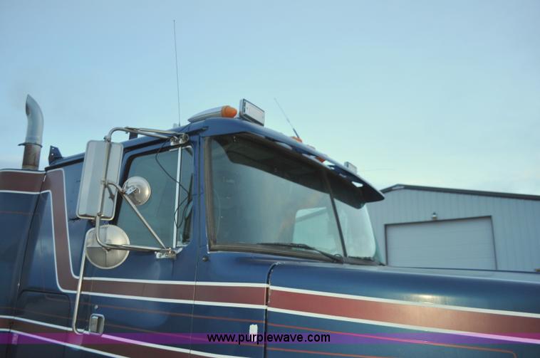 image for item G7281 1985 Volvo White GMC semi truck