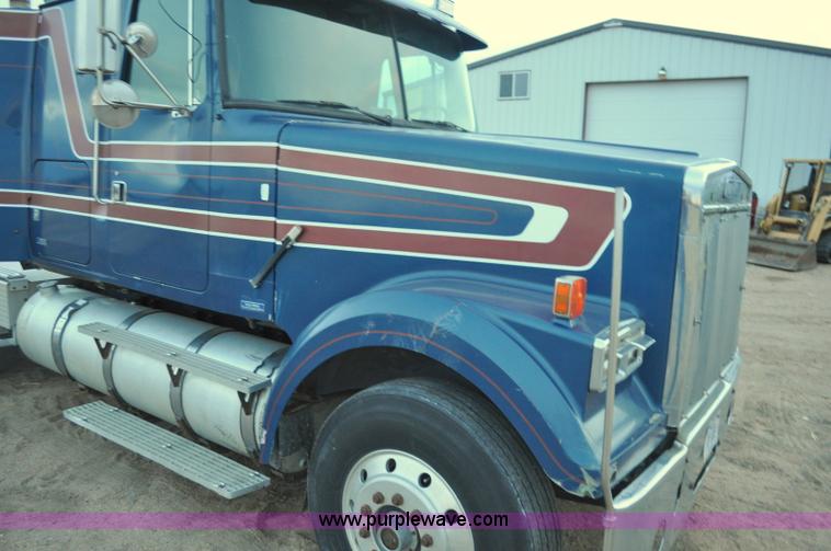 image for item G7281 1985 Volvo White GMC semi truck