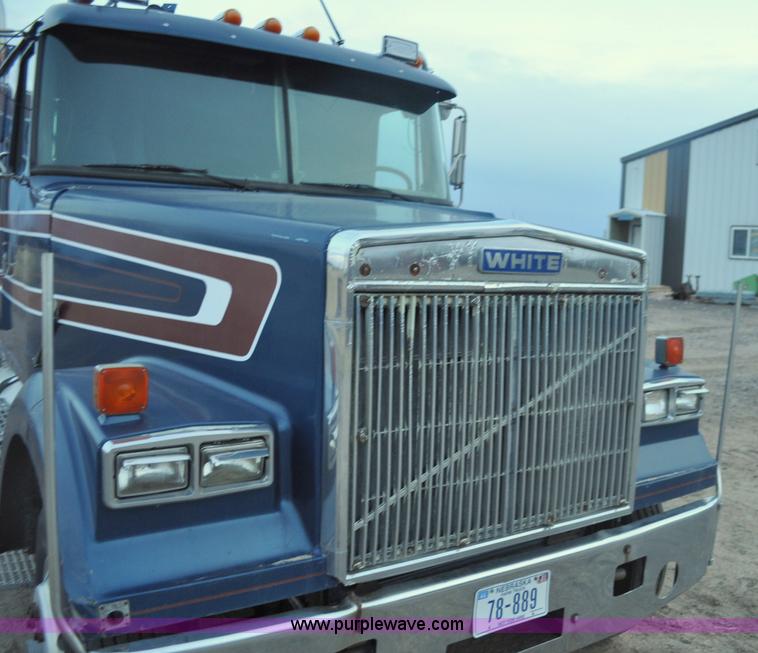 image for item G7281 1985 Volvo White GMC semi truck