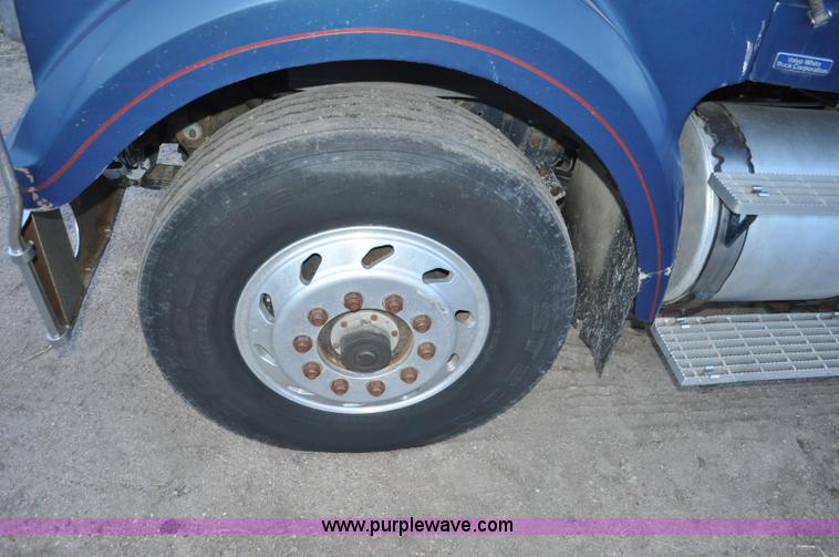 image for item G7281 1985 Volvo White GMC semi truck