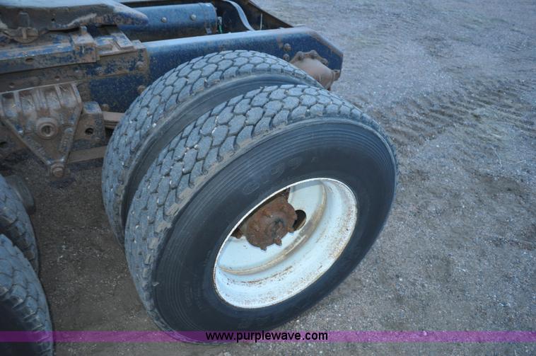 image for item G7281 1985 Volvo White GMC semi truck