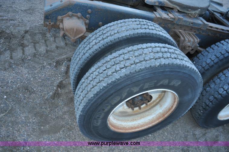 image for item G7281 1985 Volvo White GMC semi truck