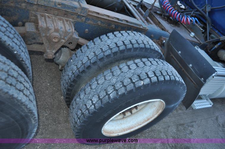 image for item G7281 1985 Volvo White GMC semi truck