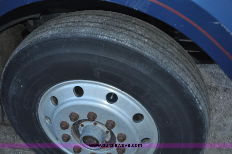 image for item G7281 1985 Volvo White GMC semi truck