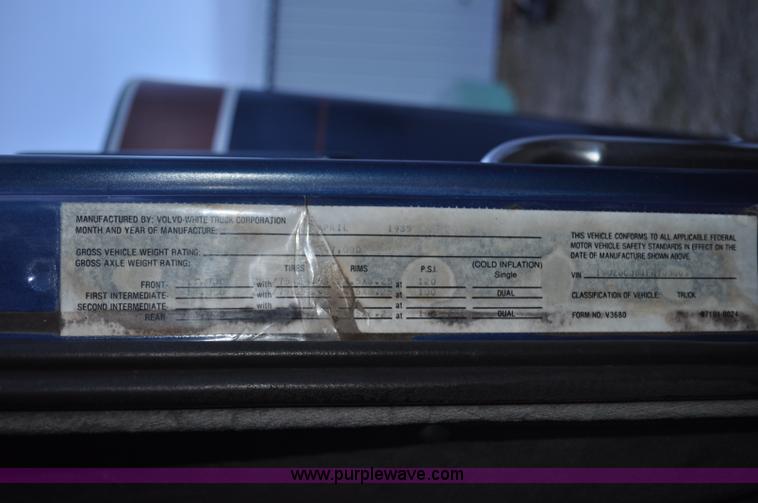 image for item G7281 1985 Volvo White GMC semi truck