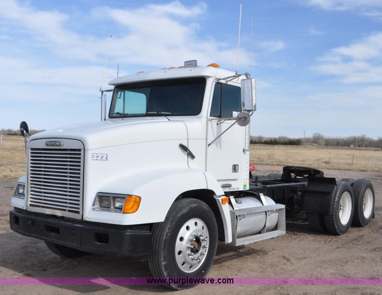 image for item G7282 1997 Freightliner FLD112 semi truck