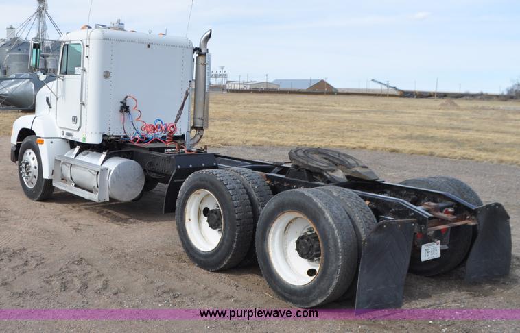 image for item G7282 1997 Freightliner FLD112 semi truck