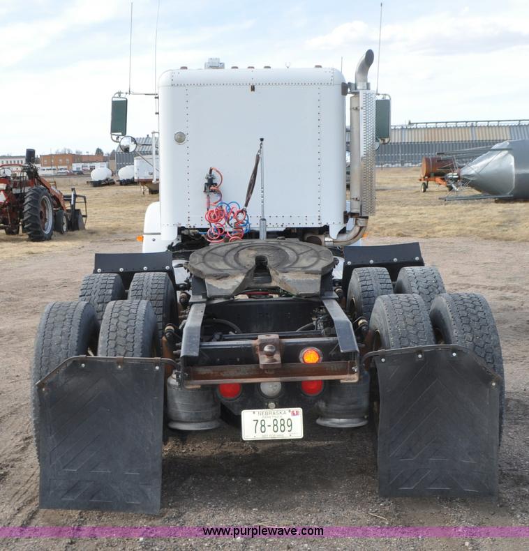 image for item G7282 1997 Freightliner FLD112 semi truck