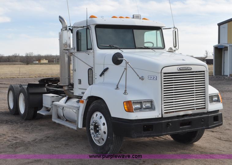 image for item G7282 1997 Freightliner FLD112 semi truck