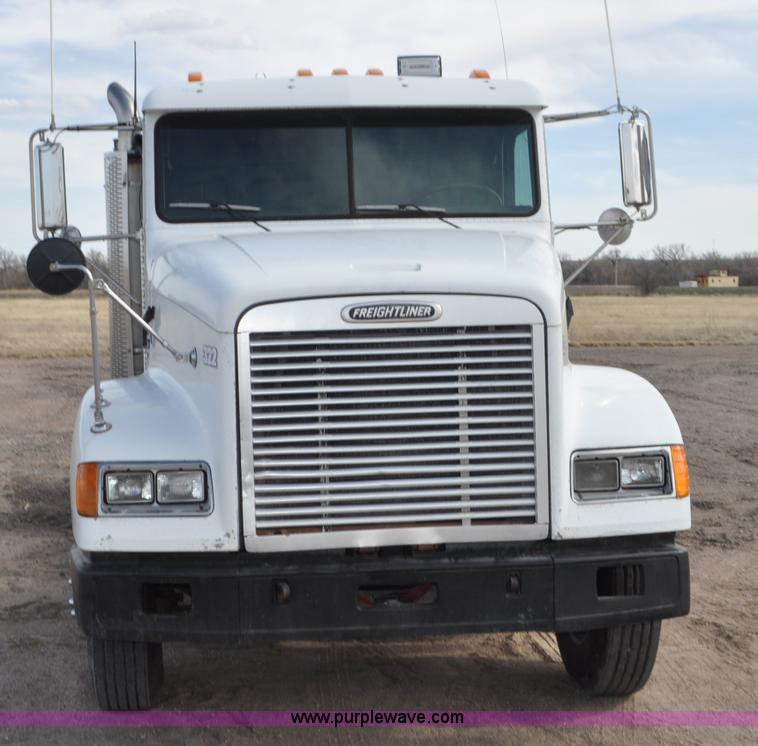 image for item G7282 1997 Freightliner FLD112 semi truck