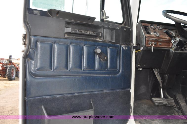 image for item G7282 1997 Freightliner FLD112 semi truck