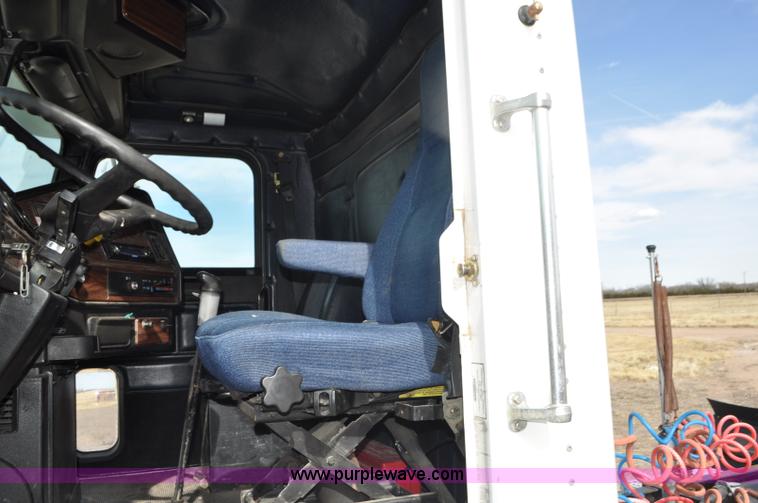 image for item G7282 1997 Freightliner FLD112 semi truck