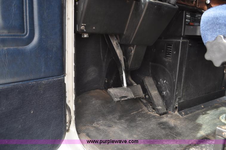 image for item G7282 1997 Freightliner FLD112 semi truck