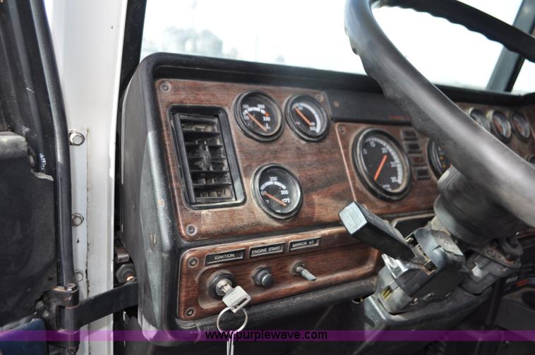 image for item G7282 1997 Freightliner FLD112 semi truck