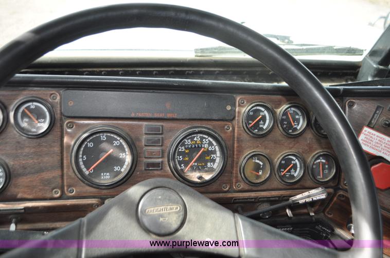 image for item G7282 1997 Freightliner FLD112 semi truck
