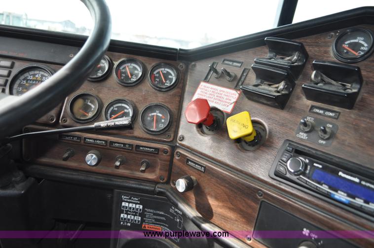 image for item G7282 1997 Freightliner FLD112 semi truck