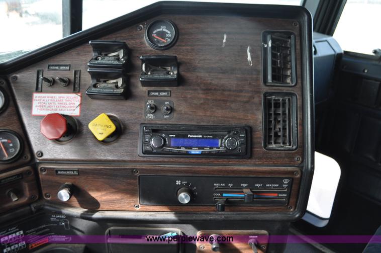 image for item G7282 1997 Freightliner FLD112 semi truck