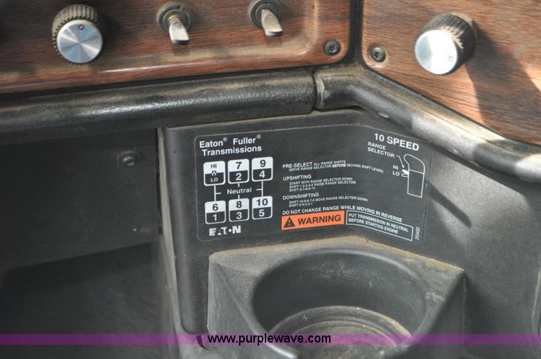 image for item G7282 1997 Freightliner FLD112 semi truck