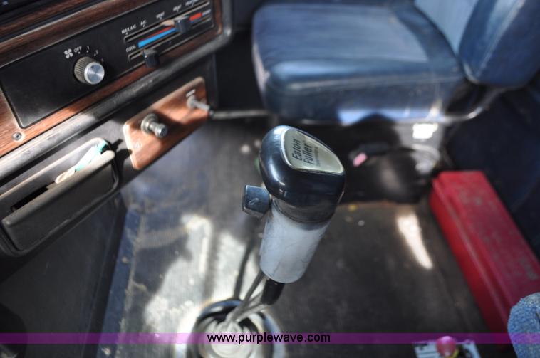 image for item G7282 1997 Freightliner FLD112 semi truck