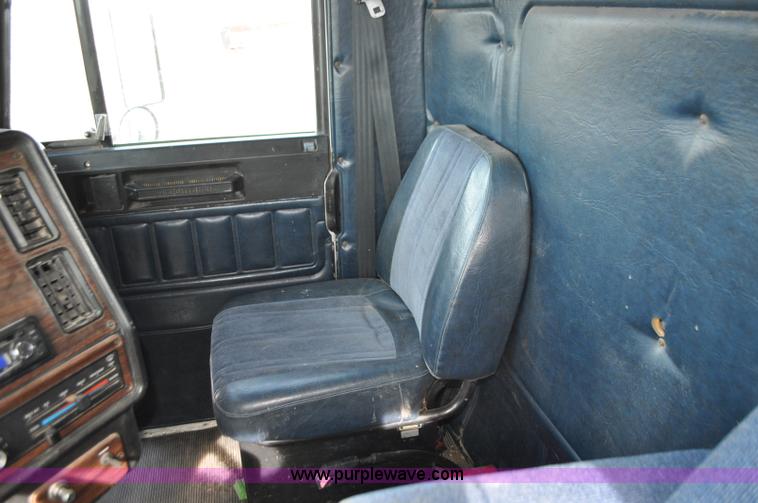 image for item G7282 1997 Freightliner FLD112 semi truck