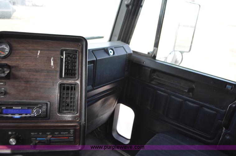 image for item G7282 1997 Freightliner FLD112 semi truck