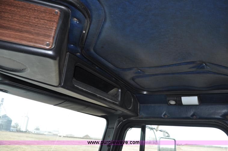 image for item G7282 1997 Freightliner FLD112 semi truck