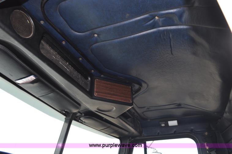 image for item G7282 1997 Freightliner FLD112 semi truck