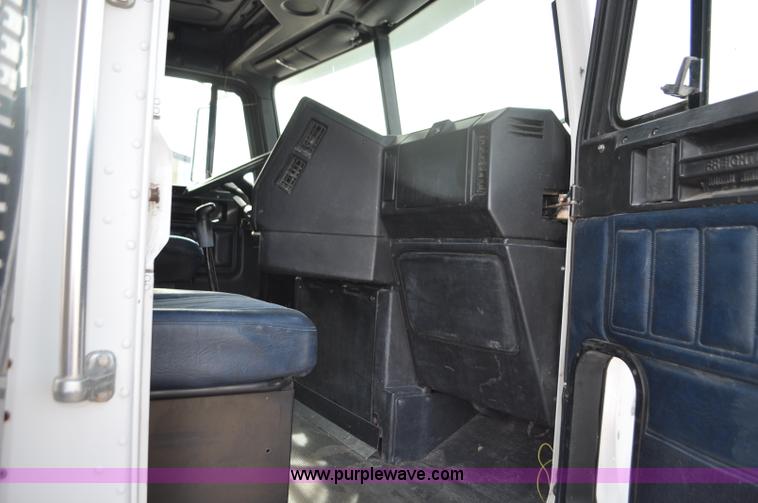 image for item G7282 1997 Freightliner FLD112 semi truck