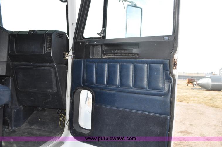 image for item G7282 1997 Freightliner FLD112 semi truck