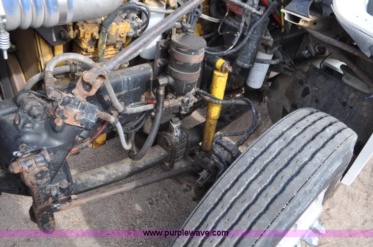 image for item G7282 1997 Freightliner FLD112 semi truck