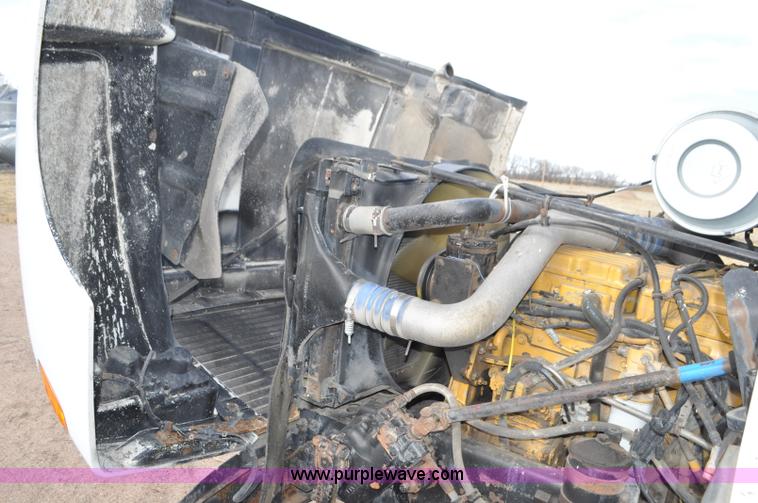 image for item G7282 1997 Freightliner FLD112 semi truck