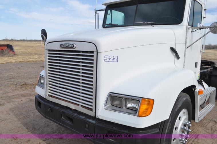 image for item G7282 1997 Freightliner FLD112 semi truck