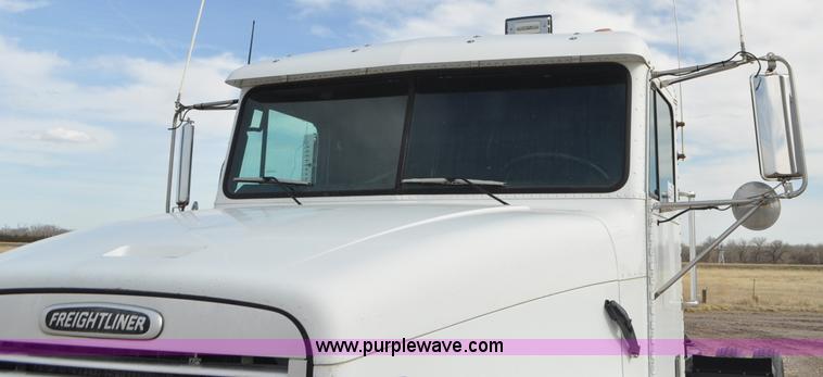 image for item G7282 1997 Freightliner FLD112 semi truck