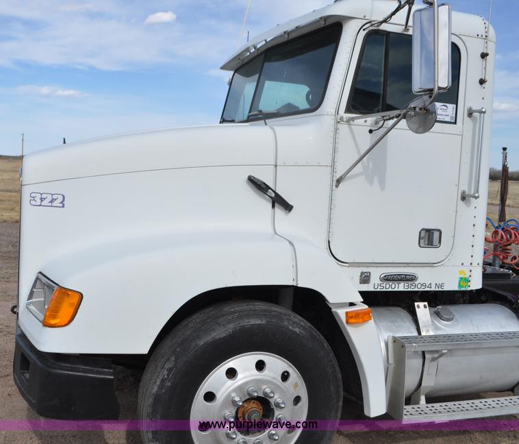 image for item G7282 1997 Freightliner FLD112 semi truck