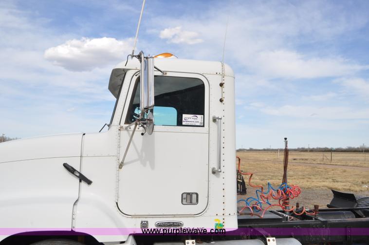 image for item G7282 1997 Freightliner FLD112 semi truck