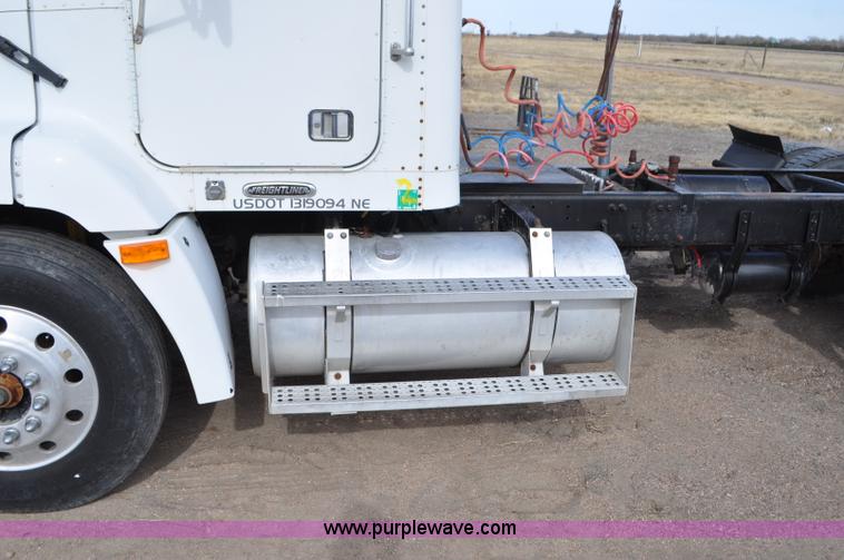 image for item G7282 1997 Freightliner FLD112 semi truck