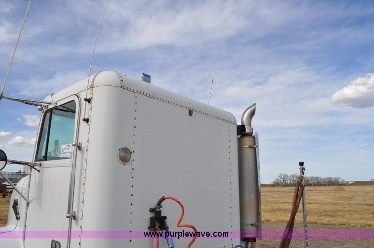 image for item G7282 1997 Freightliner FLD112 semi truck